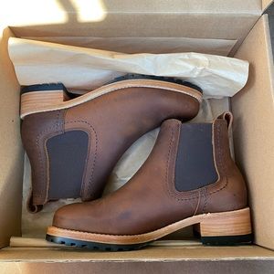 Portland Leather Women’s Classic Chelsea Boots in Canyon Size 6.5